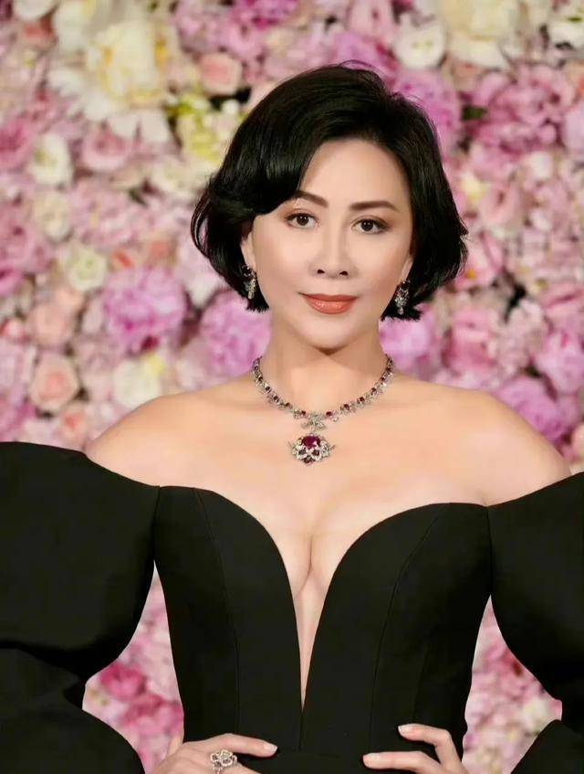 那英舞台造型撞脸刘嘉玲,那英回应自己丑,网友:美女才会像美女_那姐