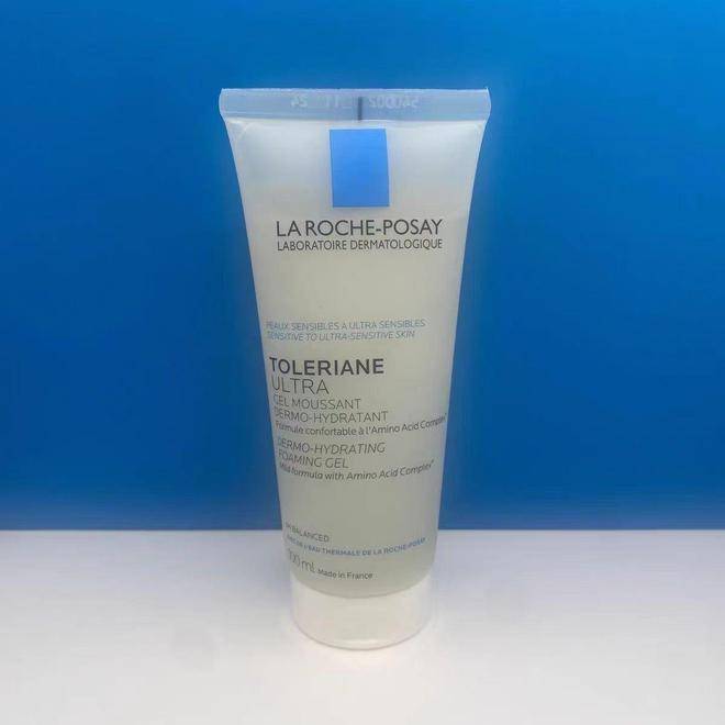 一款独岛洗面奶在韩国还挺受欢迎的一款洗面奶,它里面含有少量的皂基