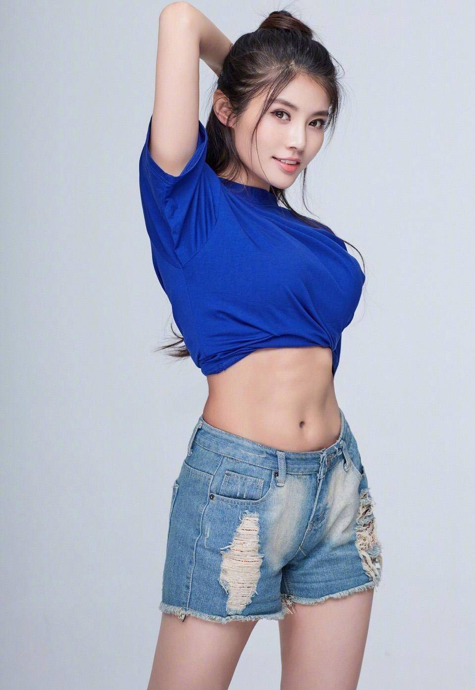 徐冬冬 极致时尚 紧身诱惑 网友:大不大的无所谓,我就喜欢这一位_身材