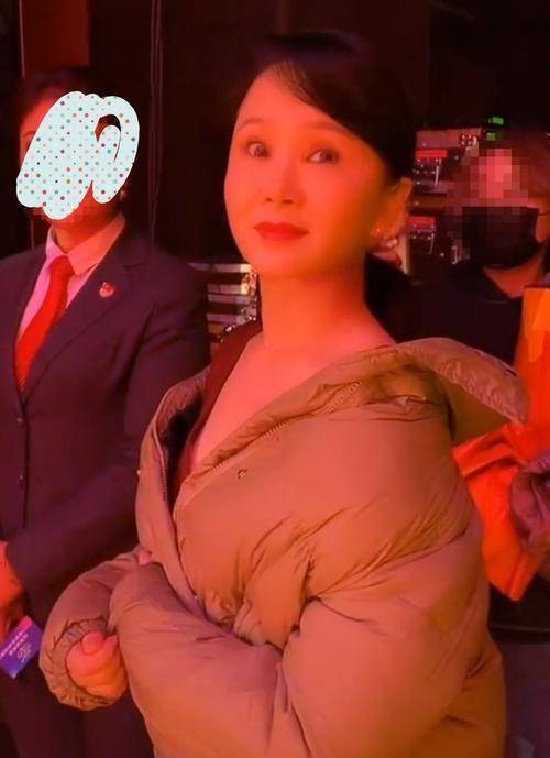 任静52岁不肯服老,还穿紧身运动装,身材干瘪俨然一个老太太!