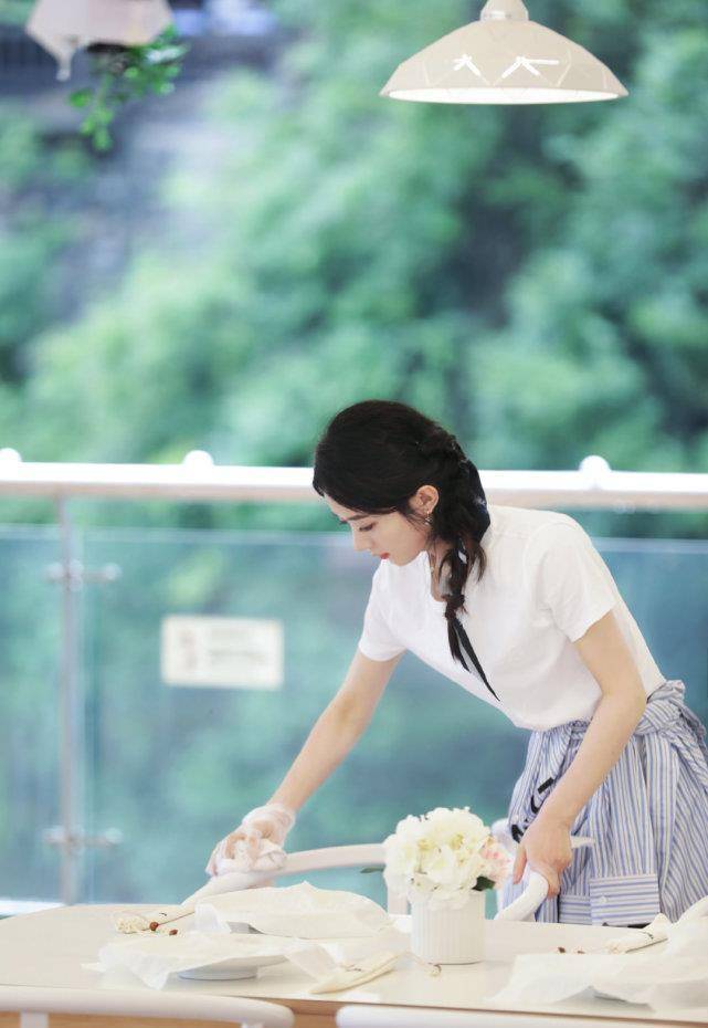 赵丽颖黑红体质难改,继喝水被黑后吃饭又被黑,张亮也忍不住解释_因为