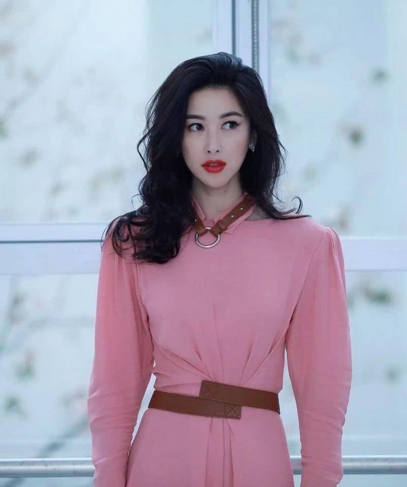 在这个"排骨精"的时代,那些"珠圆玉润"的女星,显得尤为珍贵_女明星