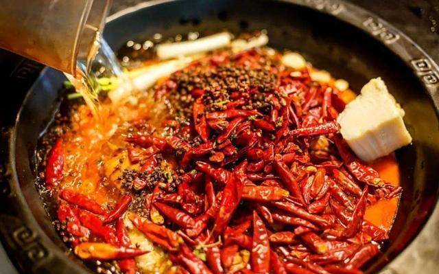 在重庆游玩,特色火锅是一定要尝一尝的,你能吃多辣呢?_景区_城市_因为