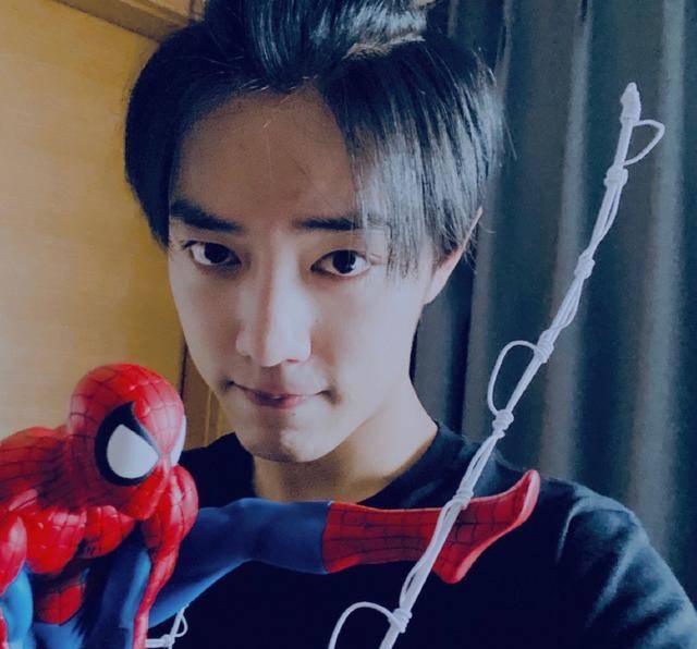 肖战复工晒自拍,二月二自我抬头,粉丝执着到底剪了多少根头发?