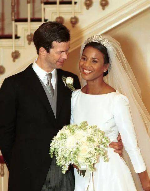 但玛丽·金斯基王后将具有象征意义的传家宝王冠借给安吉拉使用,已经