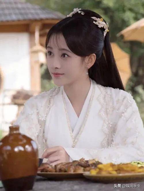 之前在网上有网友爆料,鞠婧祎在出行的时候,光遮挡阳光的遮阳伞直接就