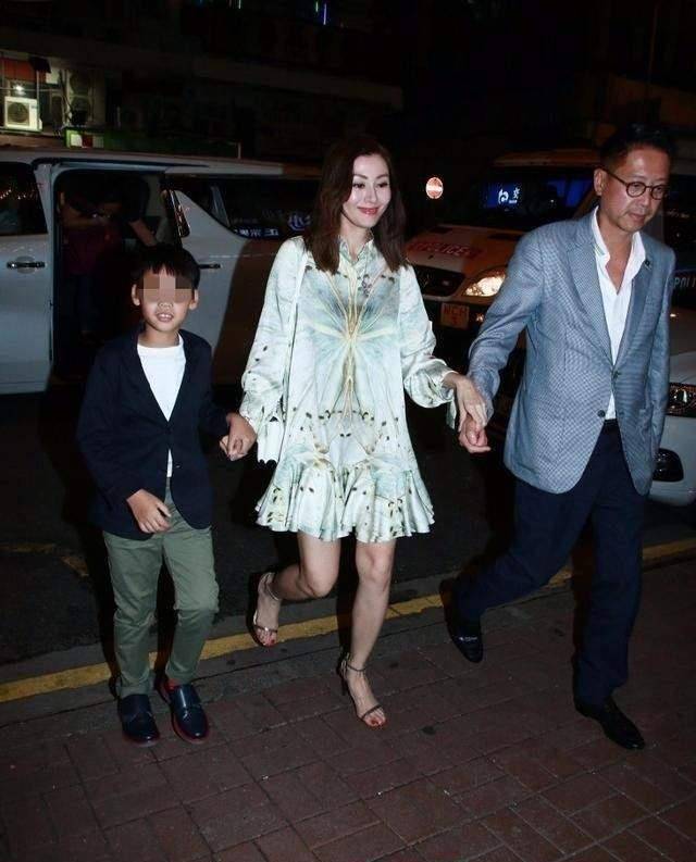 李嘉欣驭夫有道,穿公主裙下车还要老公搀扶,一双玉女腿白得反光