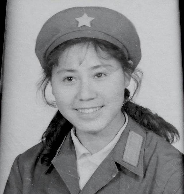 1977年当兵第四年,我暗恋上通讯班一女兵,后来她嫁给了我的战友