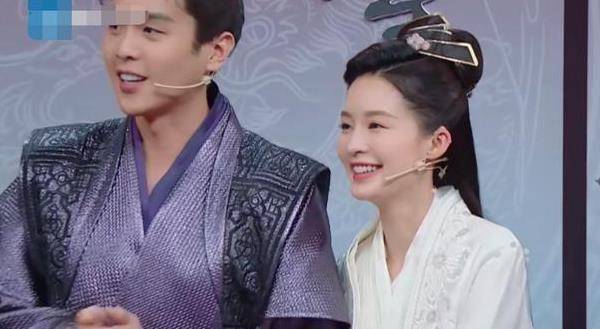 李沁手挽张若昀,下一秒动作反应太真实,遭遇网友热议!