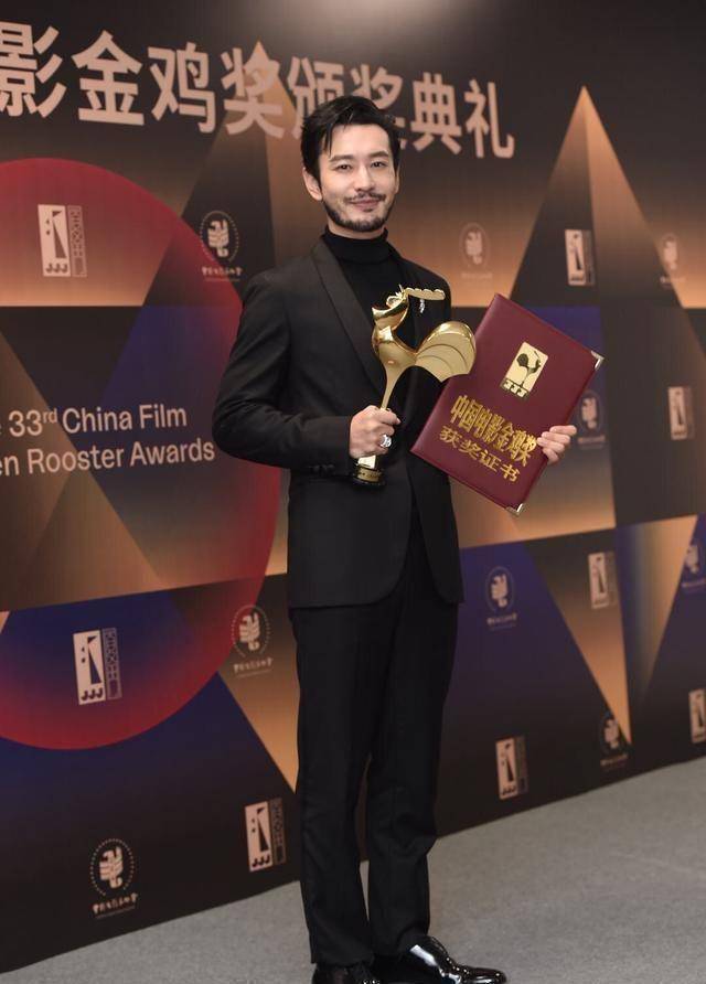 周冬雨拿下"三金大满贯"穿战袍好威风,小黄鸭变金鸡_黄晓明_腰部_时候