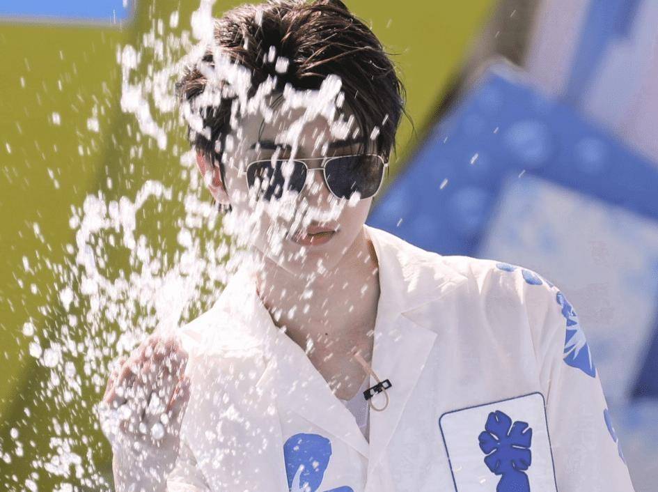 跑男9三亚路透照,本以为蔡徐坤够迷人,谁知黄旭熙凭身材获胜!