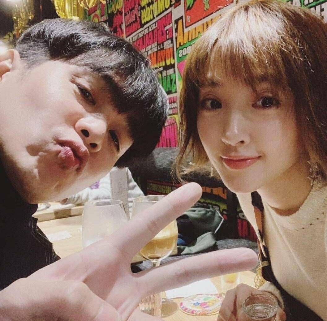 唐艺昕晒近况身材,倒立健身不在话下,午饭吃的是张若昀准备的蛋炒饭和