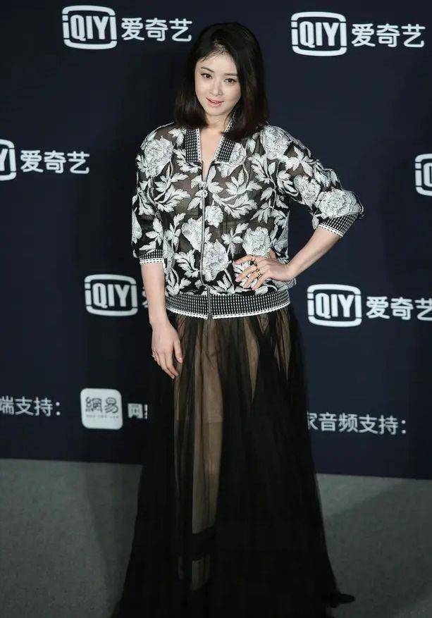 蒋欣胖到收不住?大码外套遮不住水桶腰,体型快赶上何洁了!