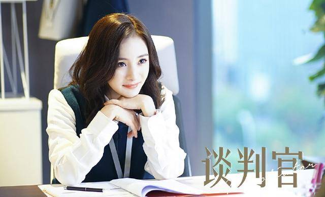 《谈判官》杨幂的十四套衣服,图二漂亮,图七好想买同款_灰白色_大衣