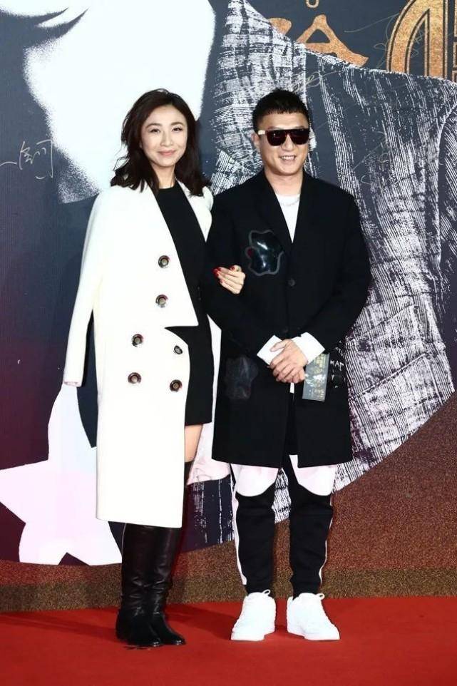 孙红雷小15岁娇妻是我们熟悉的她,大衣配短裙时尚气场盖过孙红雷