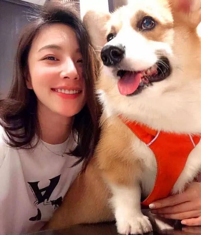 王思聪带新女友游玩,戴情侣帽帮女友拎包,网友调侃:没热狗,不好玩