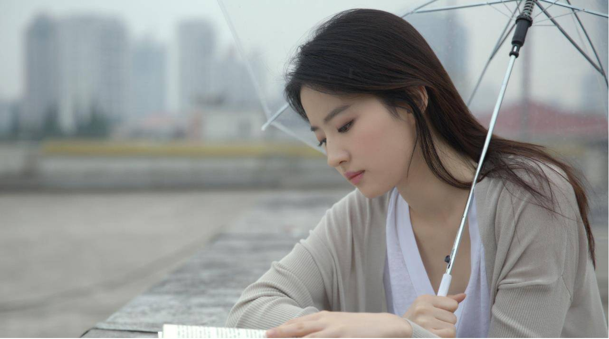 刘亦菲出演《去有风的地方》,她的身材和颜值引起群嘲,你怎么看