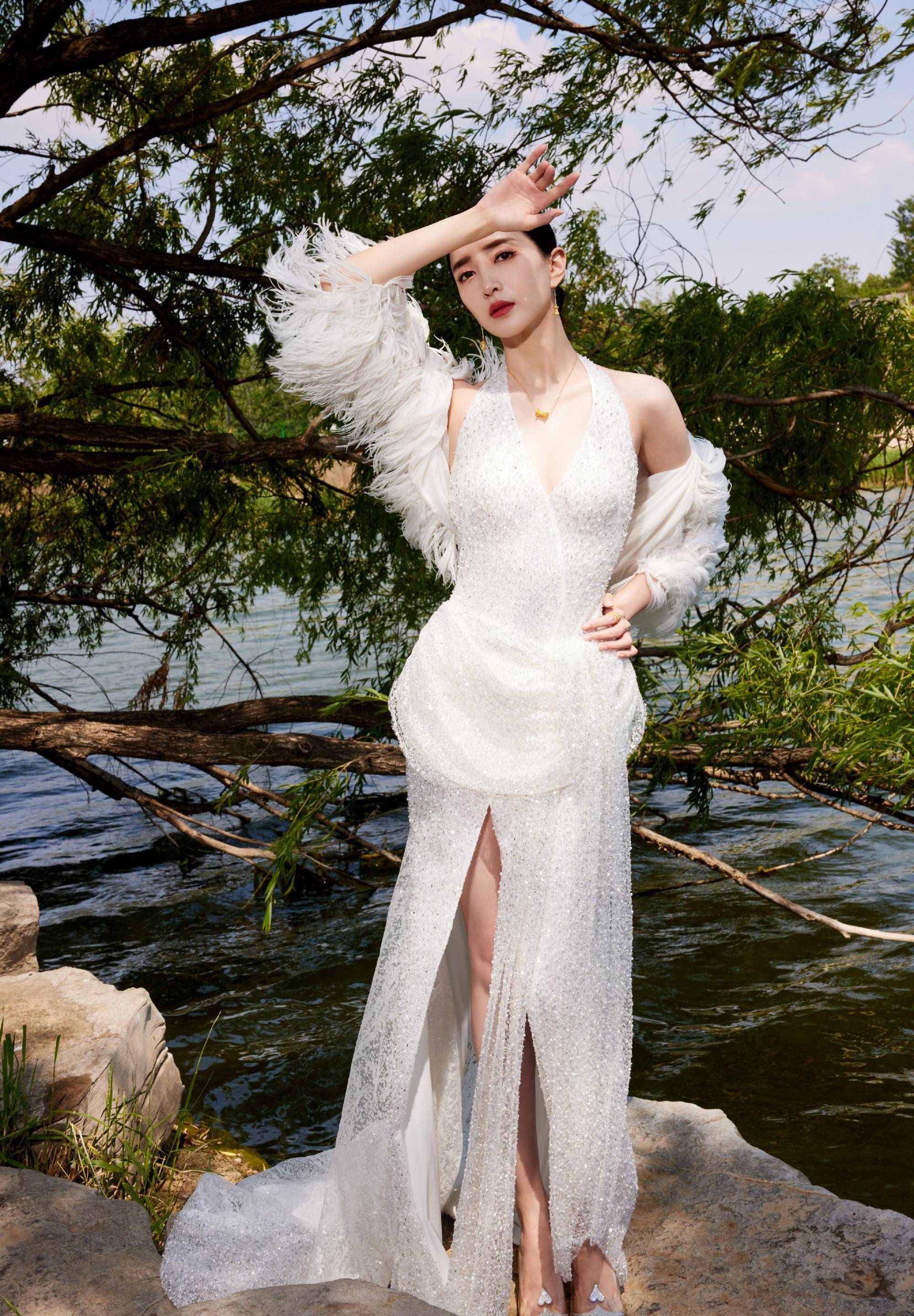江疏影最新一套活动美照今日曝光,深v露背高级时尚白裙造型,明快优雅