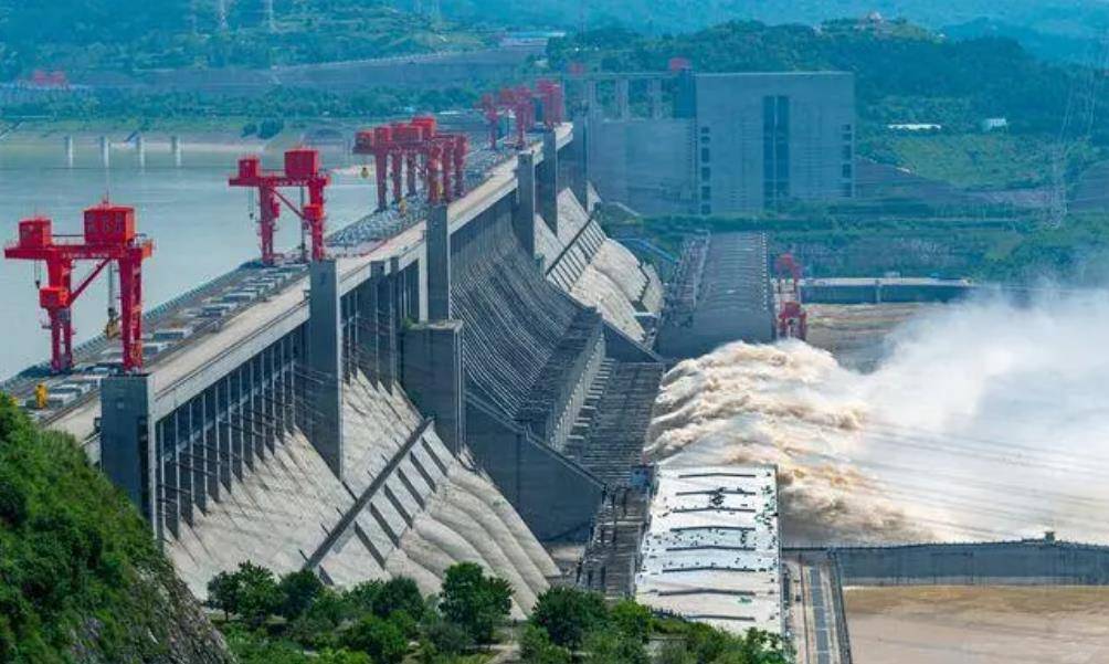 三峡大坝的第三期工程目标是实现全部机组发电,全部枢纽工程完成,这一