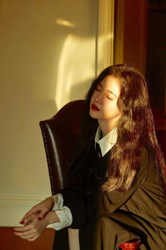 鞠婧祎狂晒18张库存照,从素颜到浓妆,清纯时尚随意切换,果然是直男