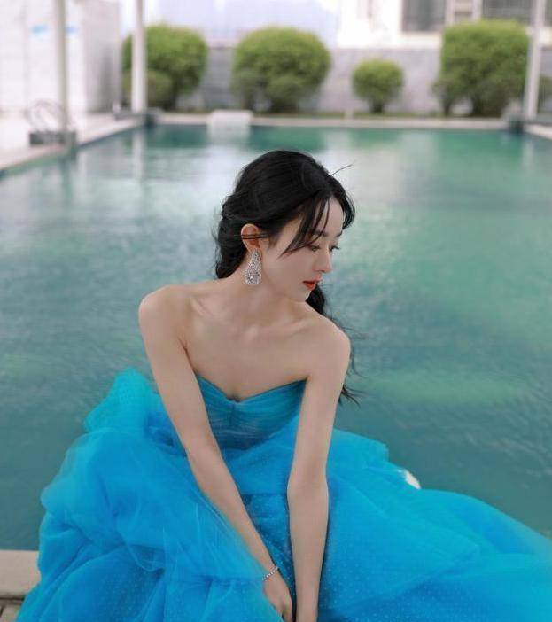 赵丽颖带红"明兰蓝",谭松韵虞书欣礼服撞色,陈数周笔畅脸僵_女明星
