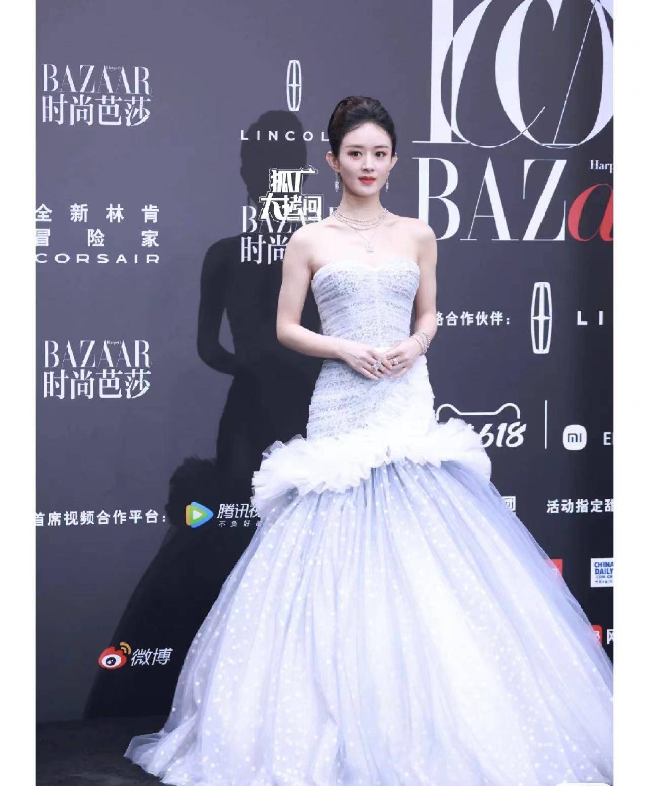 赵丽颖时尚芭莎一黑一白造型,尽显优雅,端庄,大气_颖宝来_礼服_晚会