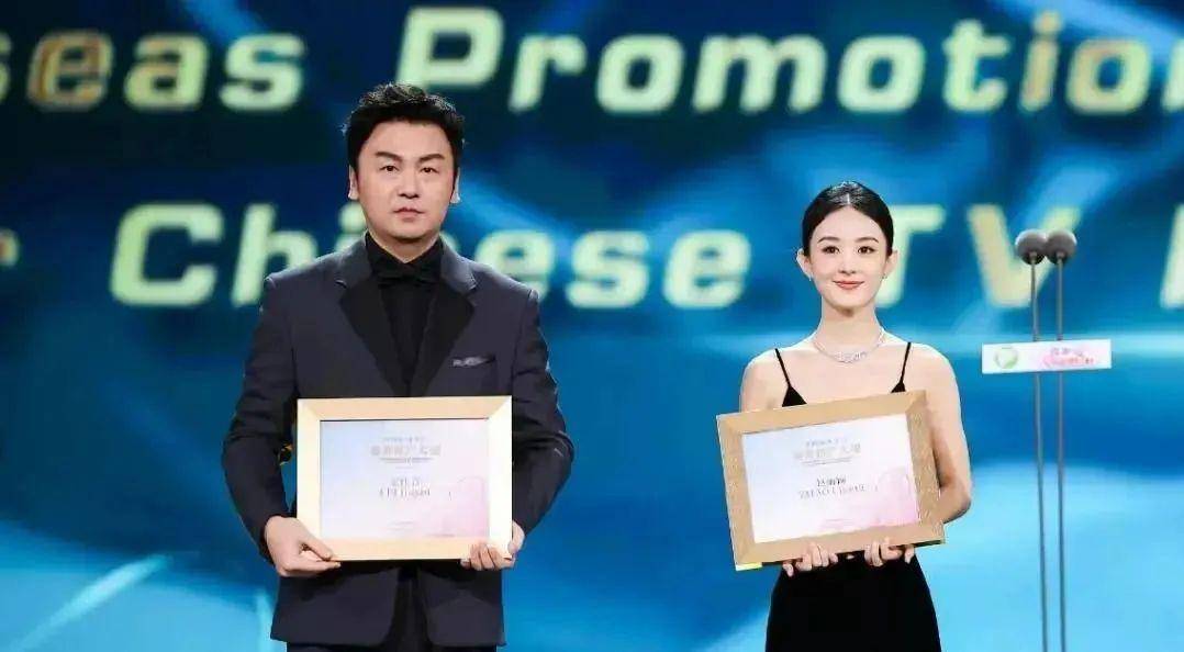 为此在舞台上宣布获奖名单的时候,赵丽颖估计也是满是信心,可是在听到