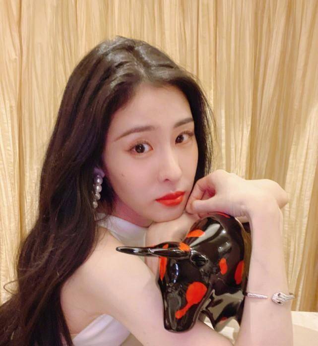 可以看到,这是张碧晨在2021年点击的第一条,在点赞了华晨宇的更新后