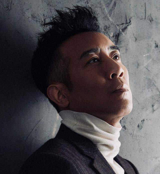 03于和伟的妻子叫宋林静,两人曾是抚顺话剧团的同事,从20岁相识,中间