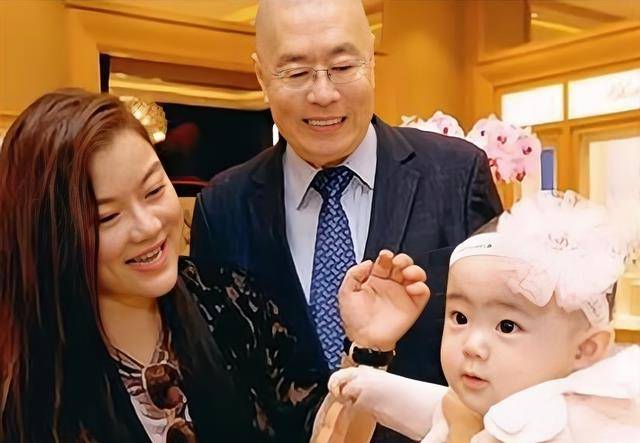 刘诗昆如今的一家三口谢贤:老爹泡妞,儿子买单2020年,谢霆锋的老爹