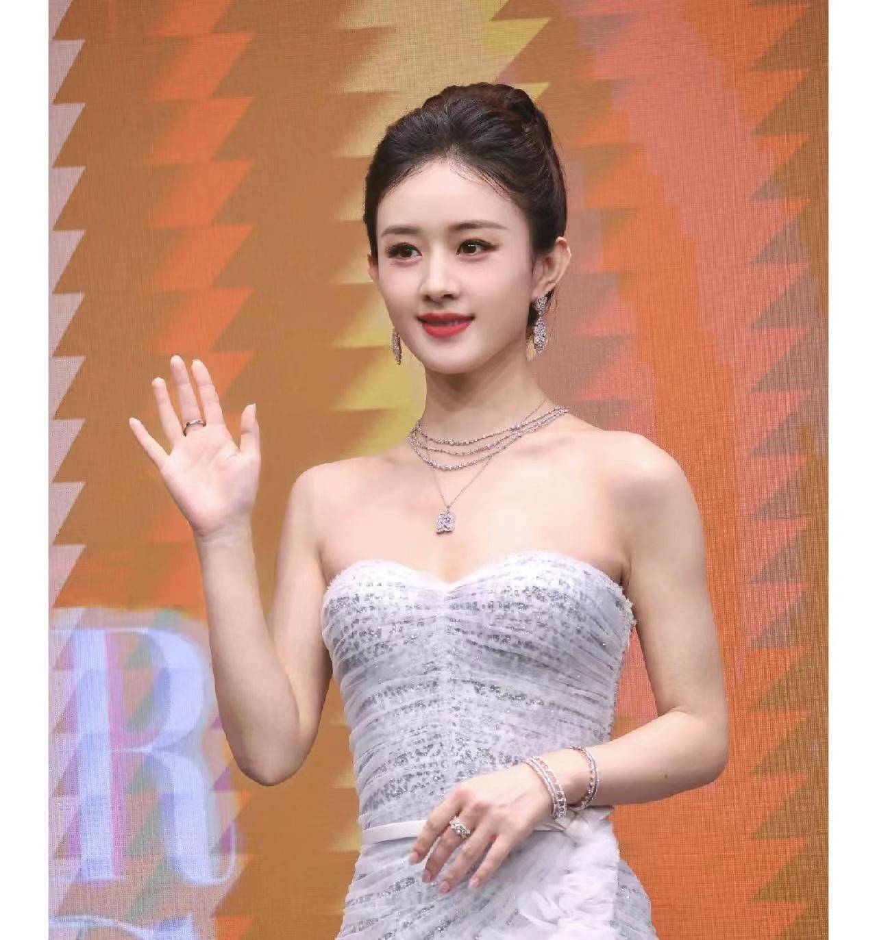 赵丽颖时尚芭莎一黑一白造型,尽显优雅,端庄,大气_颖宝来_礼服_晚会