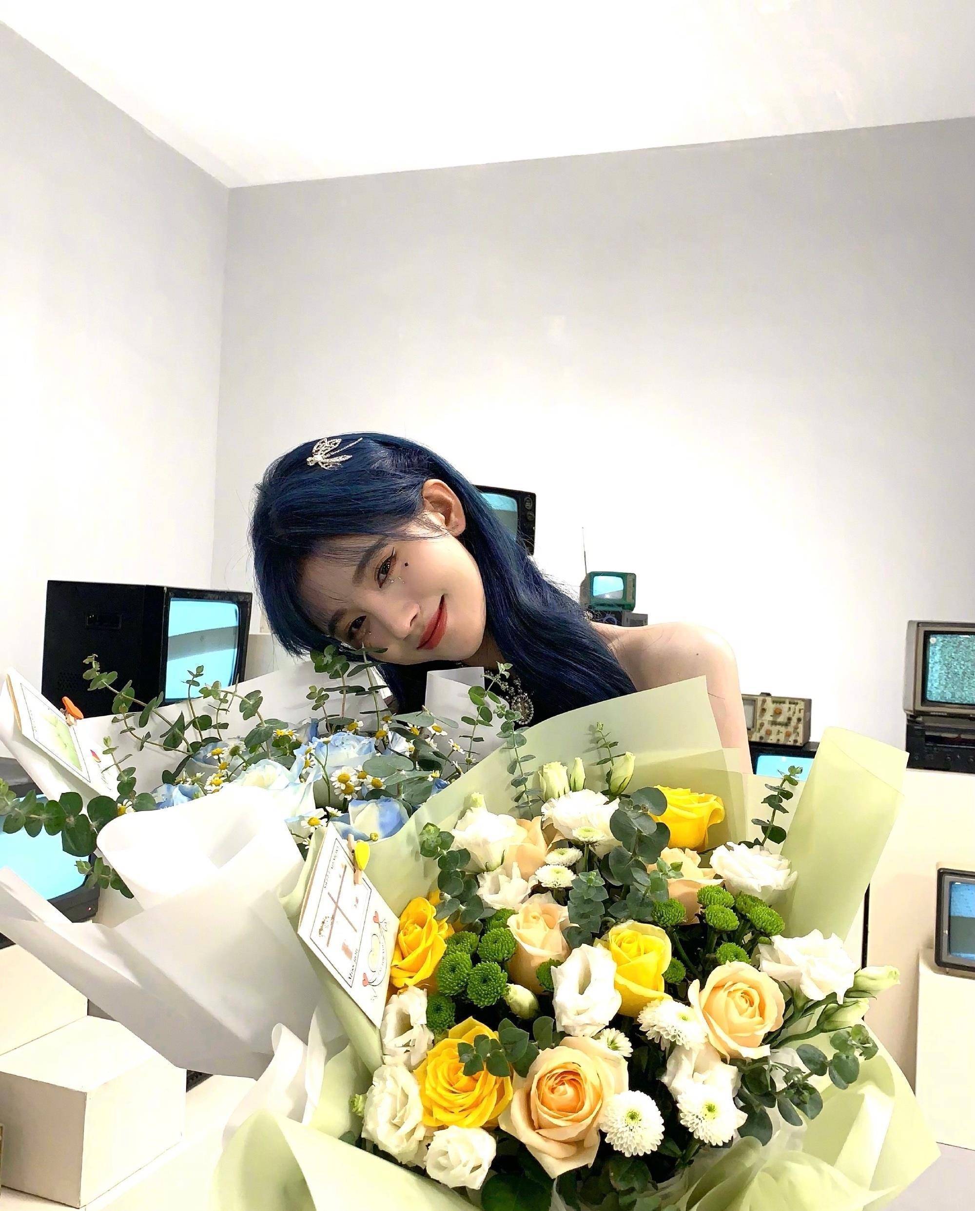 鞠婧祎晒《嘉南传》剧照,在片场喝奶茶玩手机,被她的古装造型惊艳到了