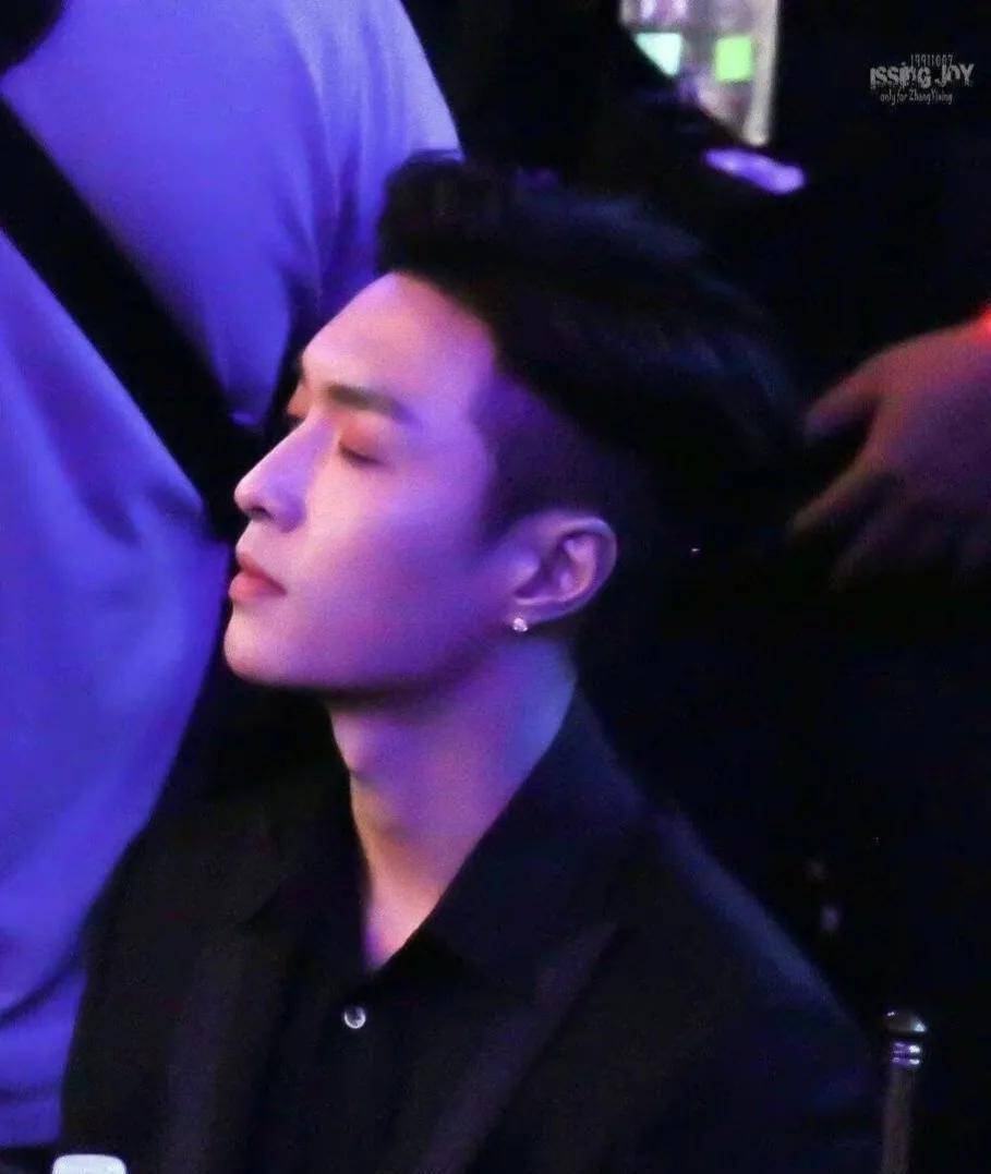 侧颜天花板:鹿晗肖战精致,成毅惊艳,龚俊五官太突出_帅哥_王俊凯_照片