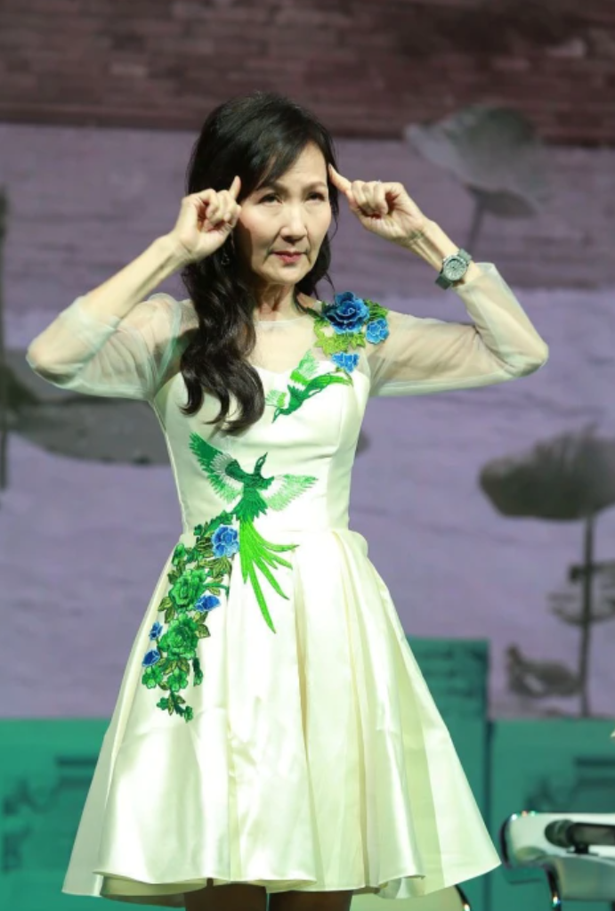 64岁陈美琪近照曝光!嘴巴歪斜容貌大变,与赵雅芝同框令人唏嘘!_叶童_