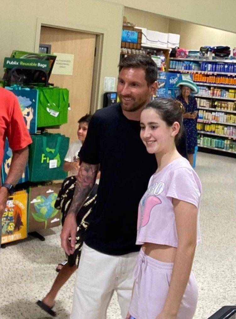梅西穿拖鞋带家人逛迈阿密超市,美国大妈认出梅球王振臂欢呼_购物