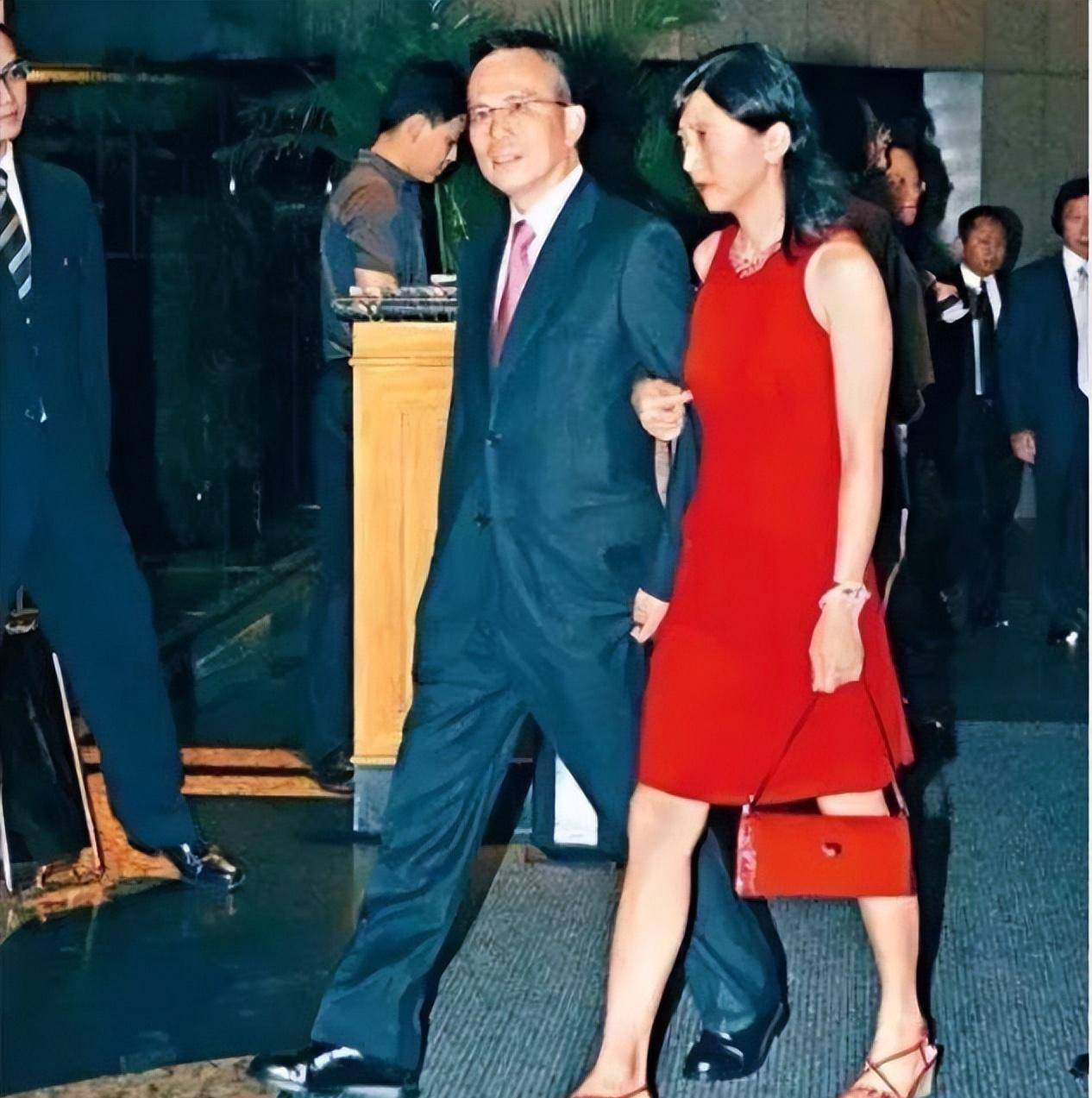 李嘉诚大儿媳:被李泽钜疯狂追求,连生3女,为李家改名后得一子_王富信