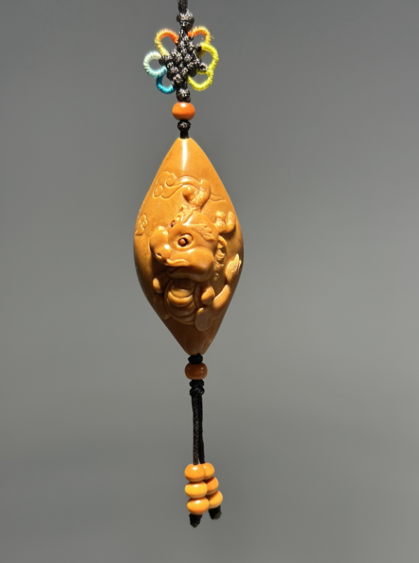 核雕作品《祥龙昂首》作者:夏栋 作品以昂首的祥龙形象,展现着正直