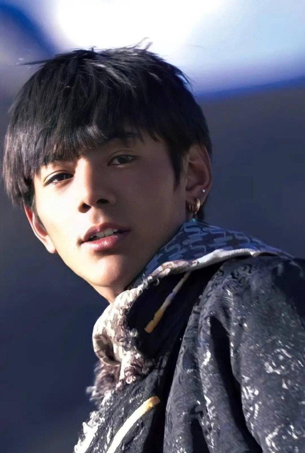 他整体的"寒酸",从廉价而不切实际的头发覆盖到"全白"但不童话的外表