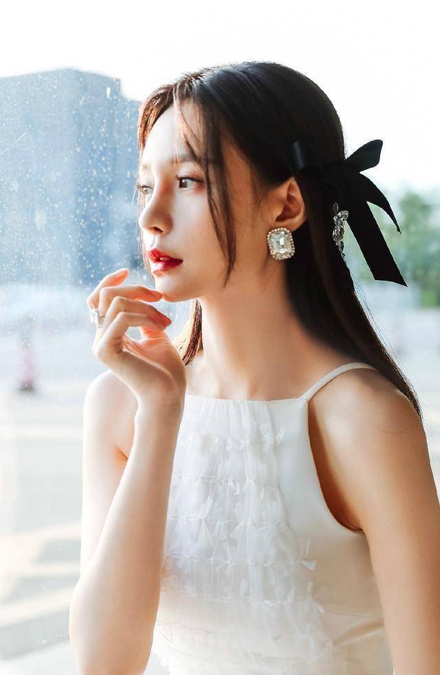 1米71沈梦辰又高又瘦,穿白色吊带裙出镜,肤色黑也很养眼_连衣裙_设计