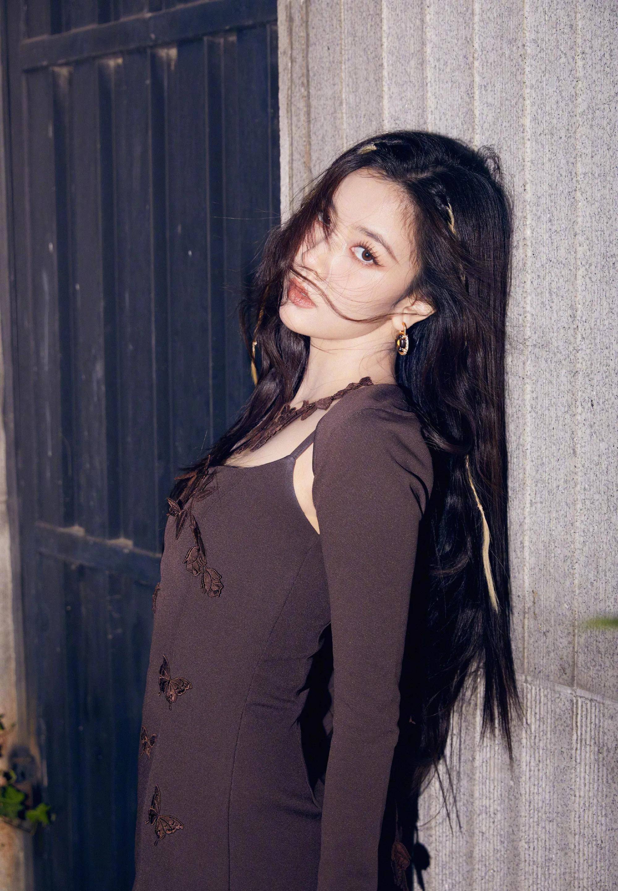 宋妍霏刺绣裙雪地靴造型,穿蝴蝶吊带裙秀好身材,甜辣十足_网络_受伤