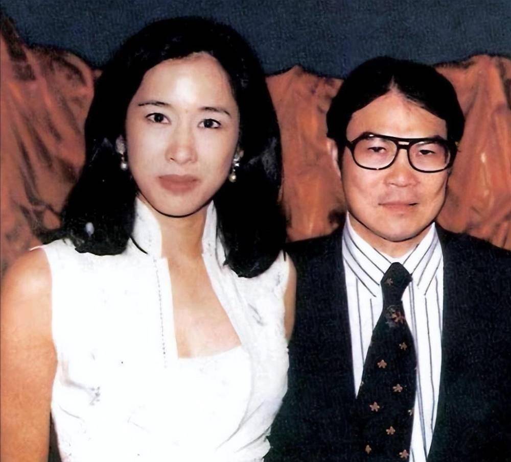 侯玉婷曾是霍震霆的绯闻情人,颜值高身材好,下嫁富商成模范婆婆_广东