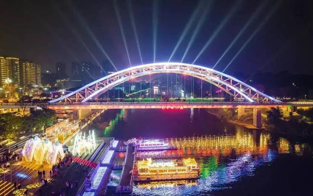 这是毛家坝大桥(彩虹桥)和夜游釜溪船只停靠站这两张照片是沿途的风景