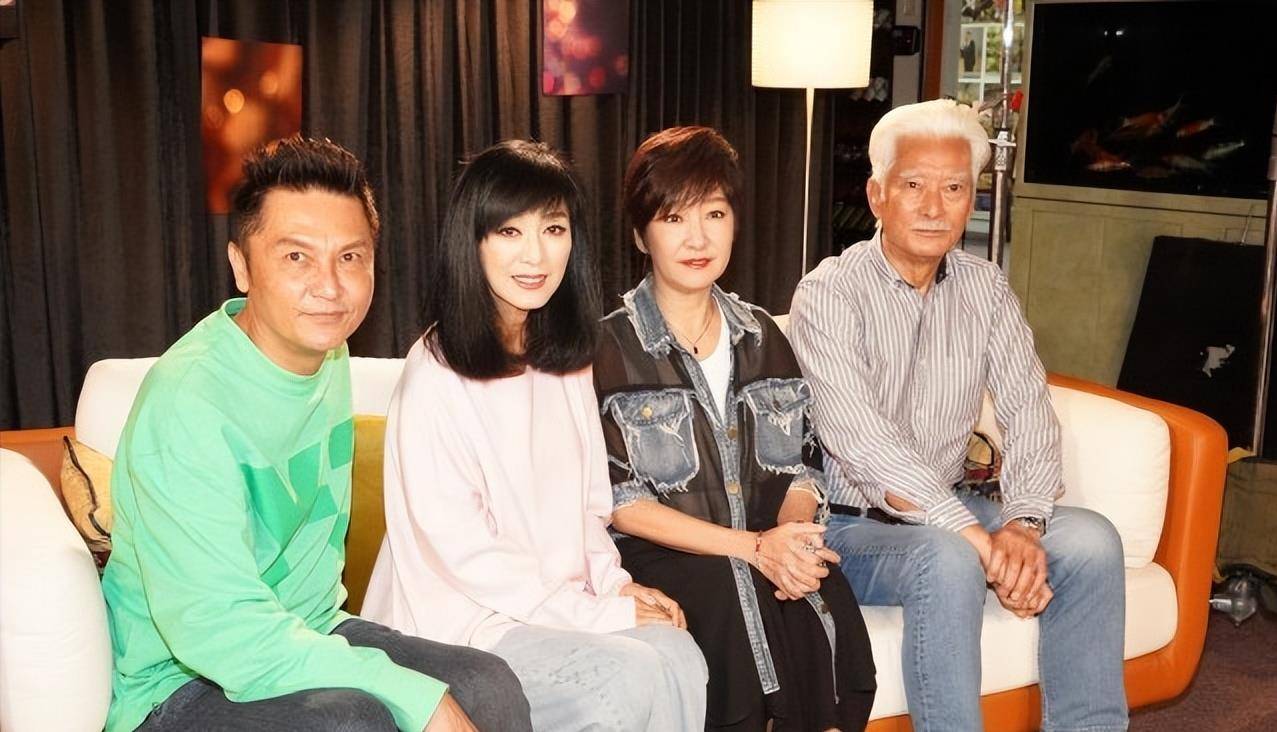 米雪雪梨罕见同框,姐妹气质都挺不错,穿衣休闲看不出10岁年龄差_时尚