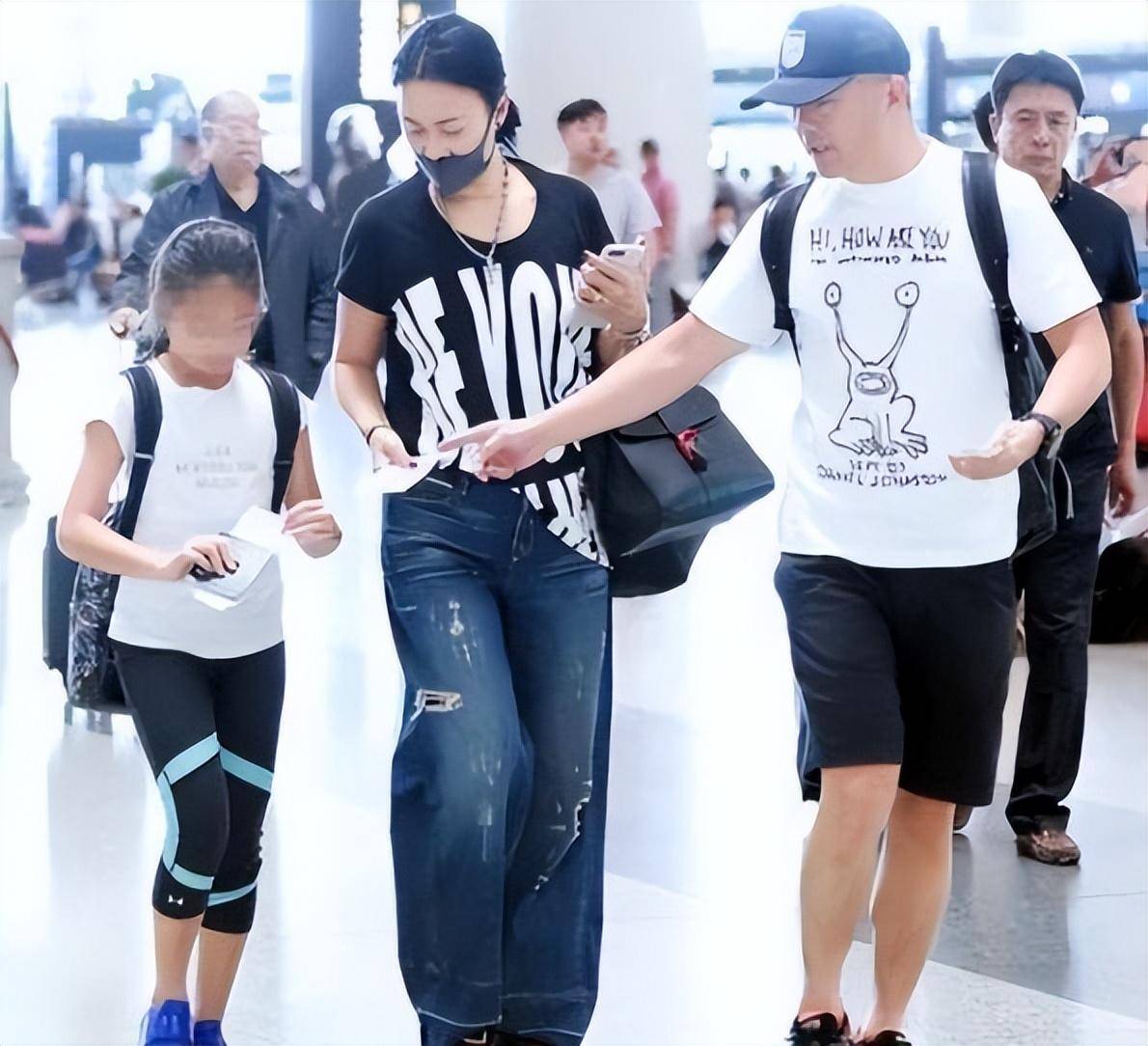 55岁那英一家三口走机场,她随性不羁很社会,女儿神态不随她像爸_风格