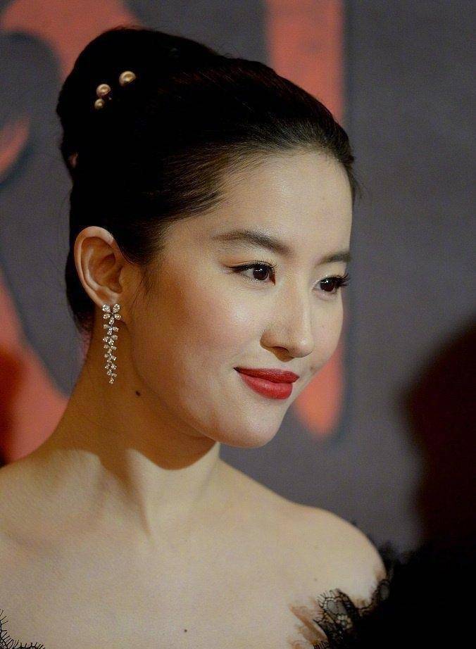 刘亦菲抵达伦敦首映礼!