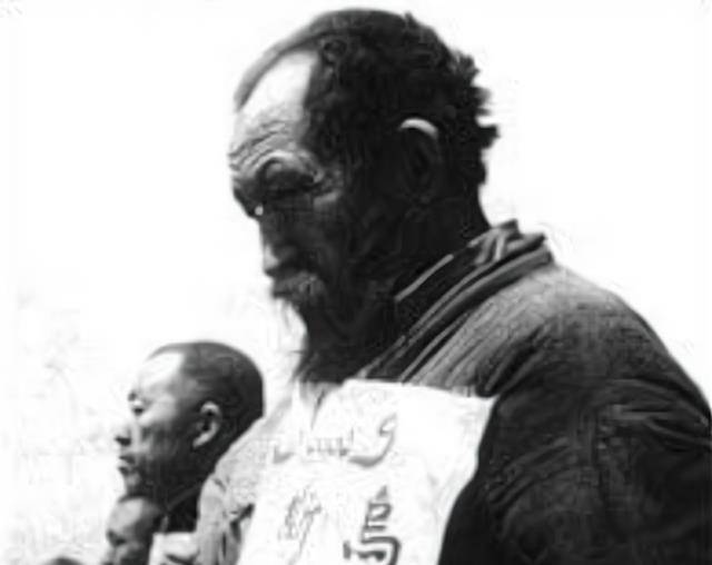 乌斯满的最后时刻:与脚镣相伴,每天利用放风的机会祈祷_罗少伟_匪徒