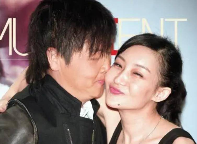 表面上,孙楠追求买红妹,但年近30岁的买红妹已经到了适婚年龄.