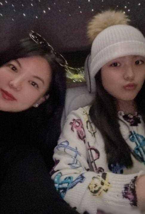 李湘女儿晒近照,14岁王诗龄罕穿泳装出镜,纤瘦苗条肩颈线好优_照片