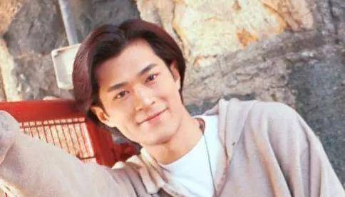 或许是在"高压管理"下呆久了,古天乐很渴望自由,和很多"小混混"在一起