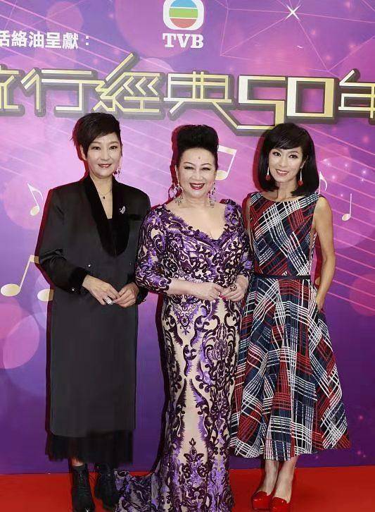 米雪姐妹罕见合体,身材干瘪腰没妹妹一半粗,雪梨一脸阔太样_女性_风格